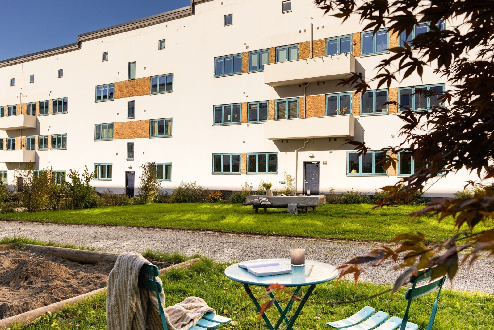 I gårdsrommet er det blant annet nyere lekeapparater, sittegrupper, sykkelstativ og nedgravde avfallsbrønner. Galleribilde