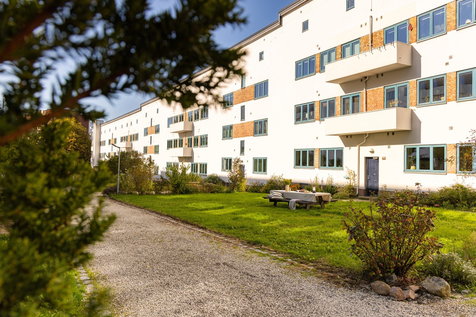Gårdsrommet er flott opparbeidet med gangarealer, gressplen, prydbusker og blomster - laget etter tegning fra Bar Bakke Landskapsarkitekter AS. Galleribilde