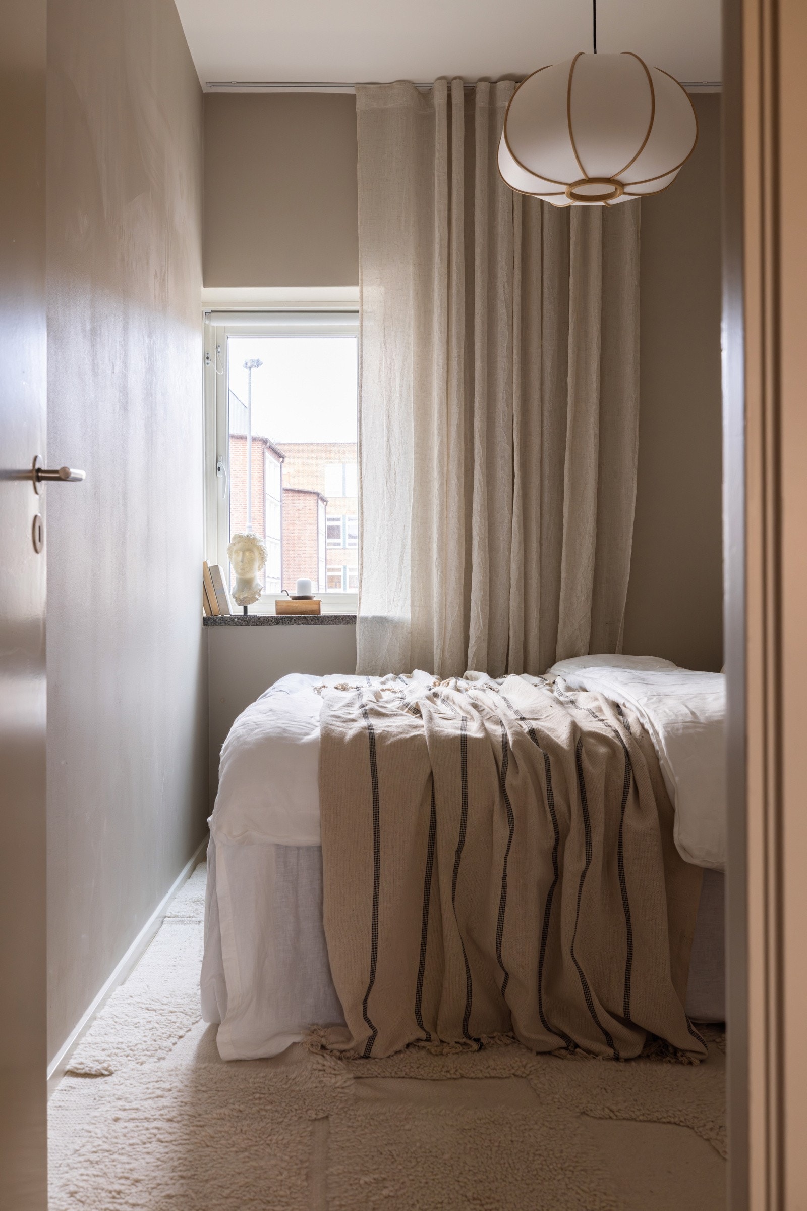 Leiligheten har et lyst og innbydende hovedsoverom som vender ut mot rolig blindgate med lite biltrafikk. Galleribilde