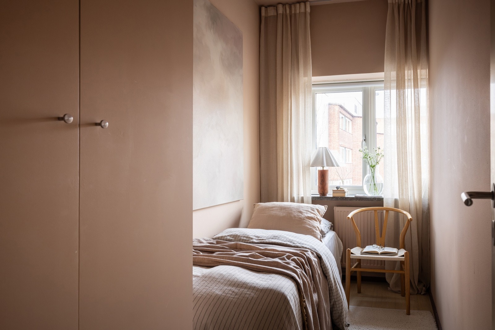 Det andre soverommet er et lyst og fint rom som passer perfekt som barnerom, gjesterom eller kontor. Galleribilde