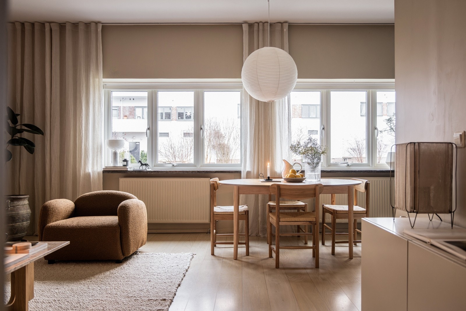 Stuen er det naturlige oppholdsrommet i leiligheten, og er et stort, lyst og fint rom. Galleribilde