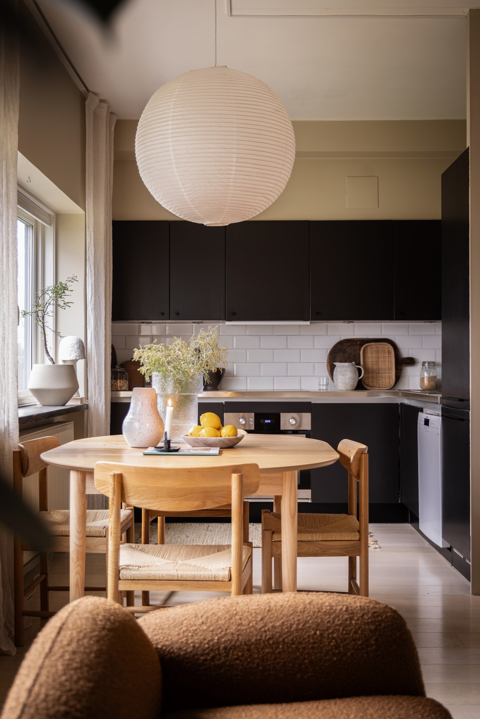 Kjøkkenet ligger i en fin, sosial og åpen løsning med stuen. Galleribilde