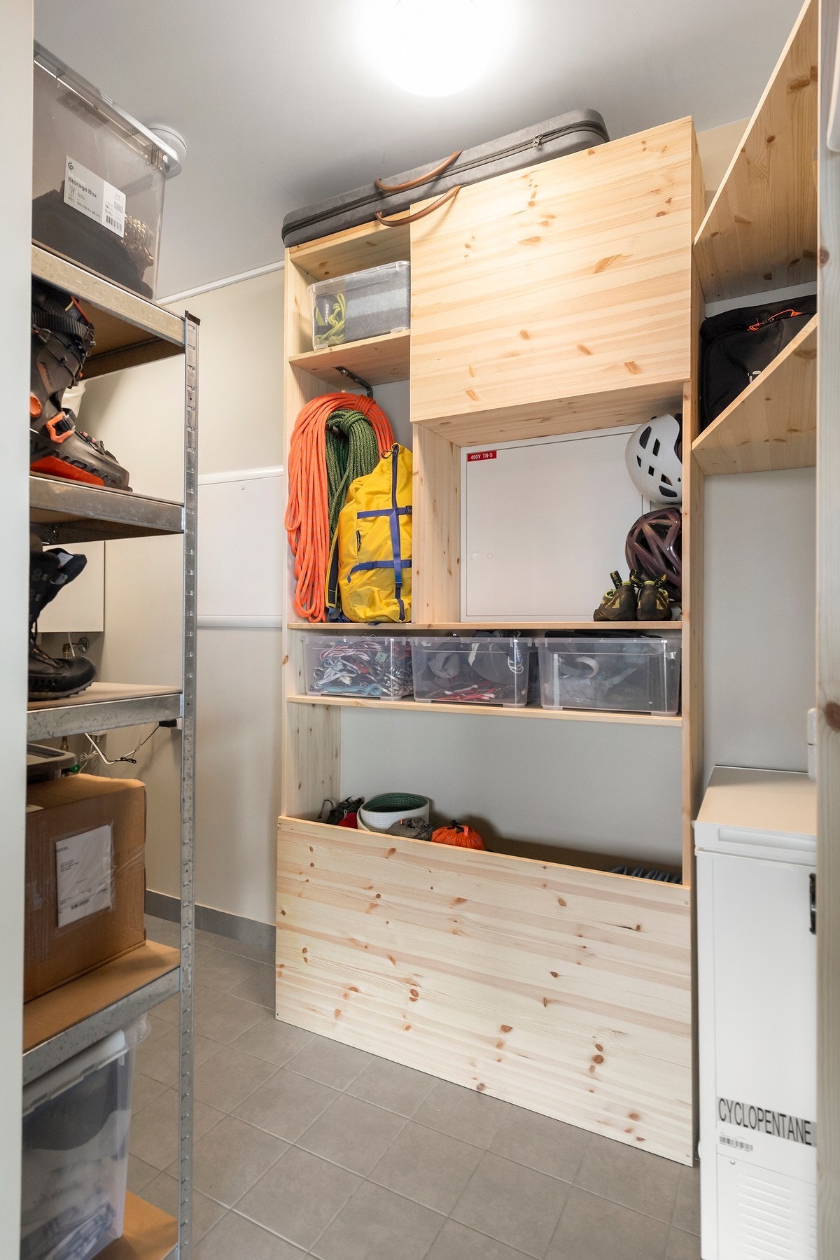 Sportsbod med hyller som medfølger Galleribilde