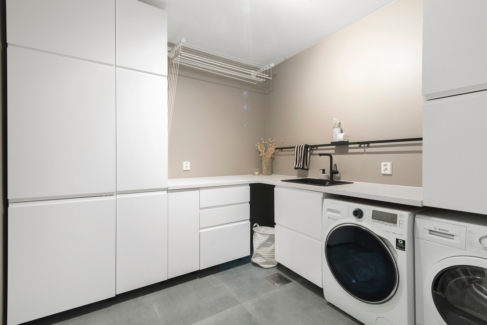 Stort vaskerom/ teknisk rom med skapinnredning Galleribilde