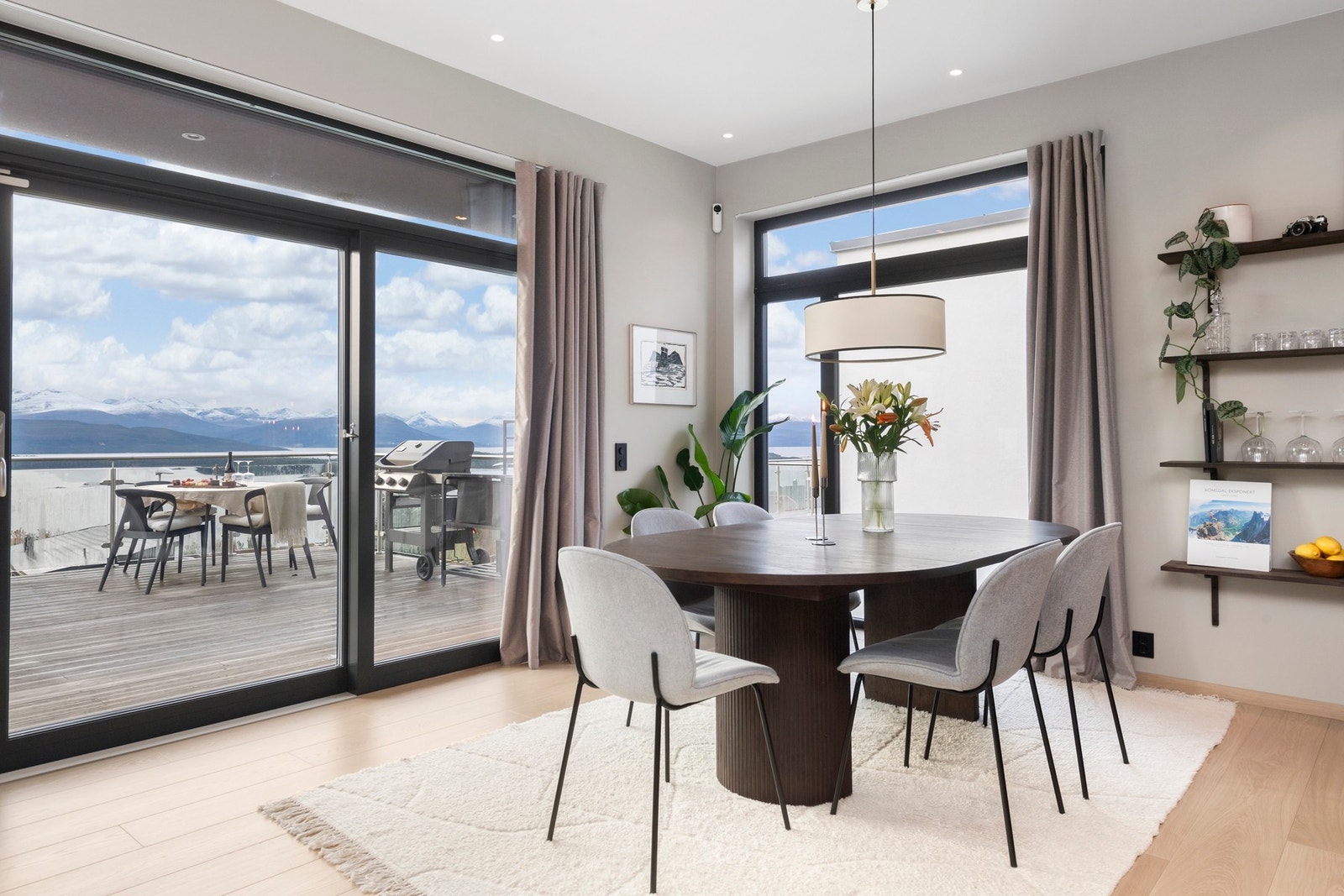 Det er god plass til store spisemøbler i stuen Galleribilde