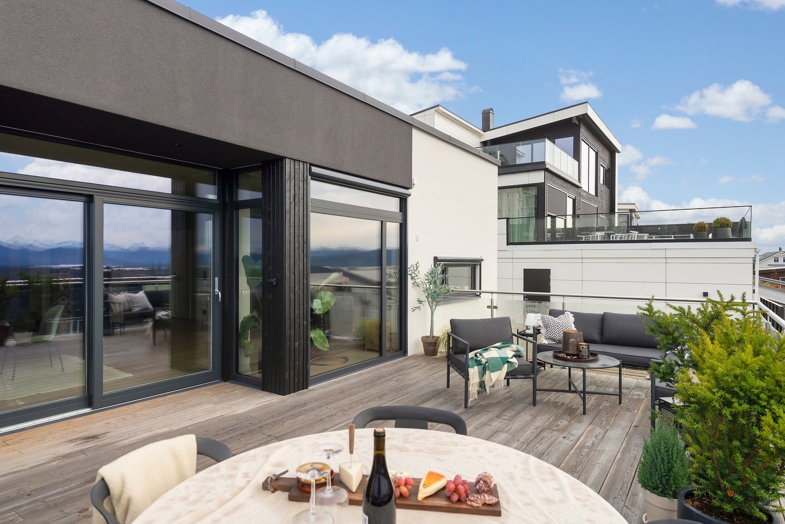 Solrik veranda med utsikt Galleribilde