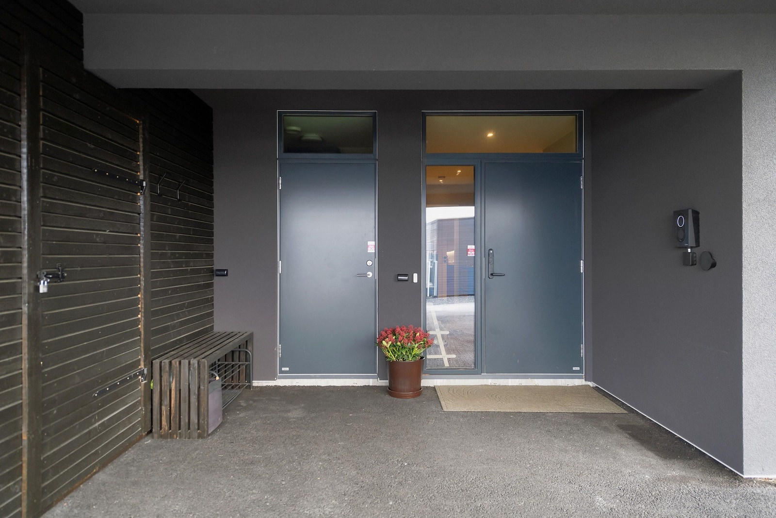 Inntrukket inngangsparti med sportsbod Galleribilde