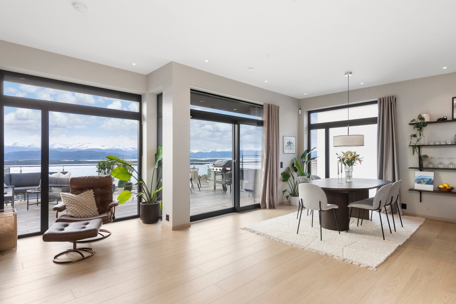 De store vinduene gir fullt utsyn til det vakre Moldepanoramaet Galleribilde