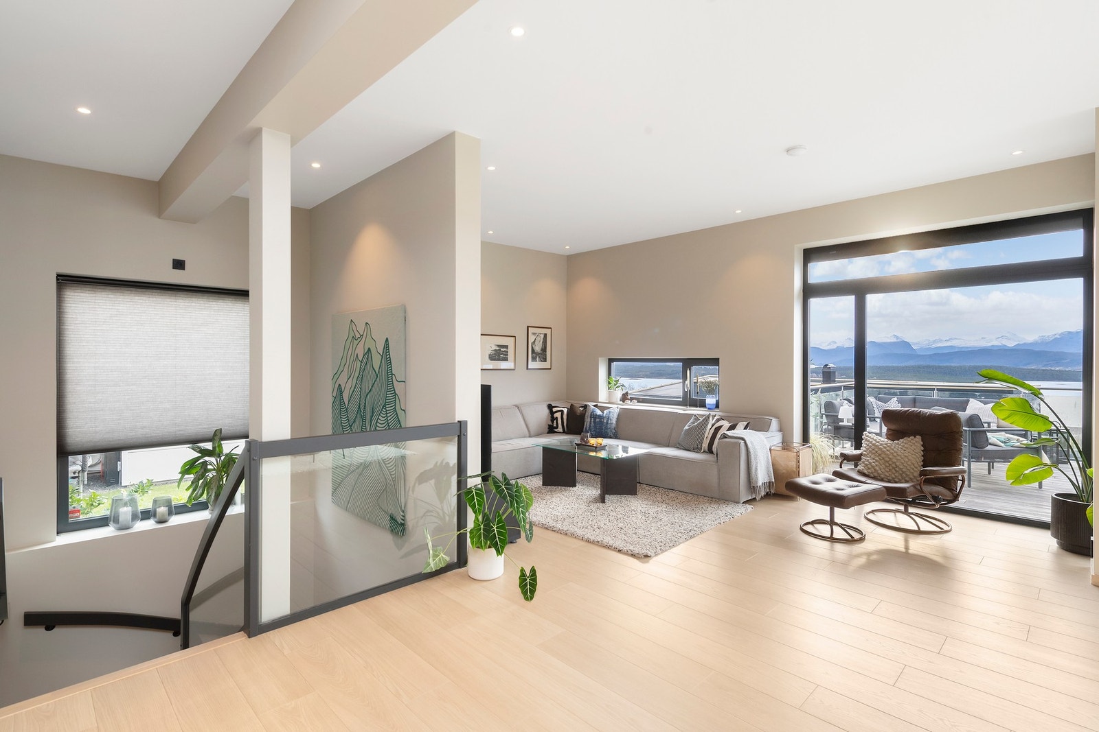 Stuen har stor takhøyde, 290 cm på det høyeste Galleribilde