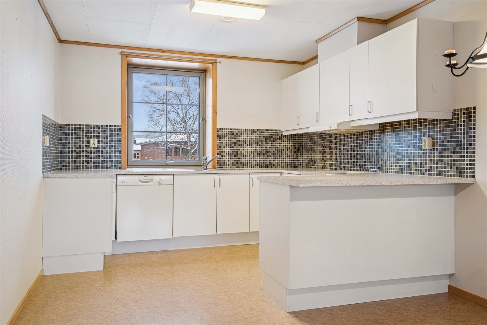 Kjøkken fra 2005 i enden av rommet. Det medfølger oppvaskmaskin og ventilator. Avsatt plass til kjøleskap og komfyr. Galleribilde