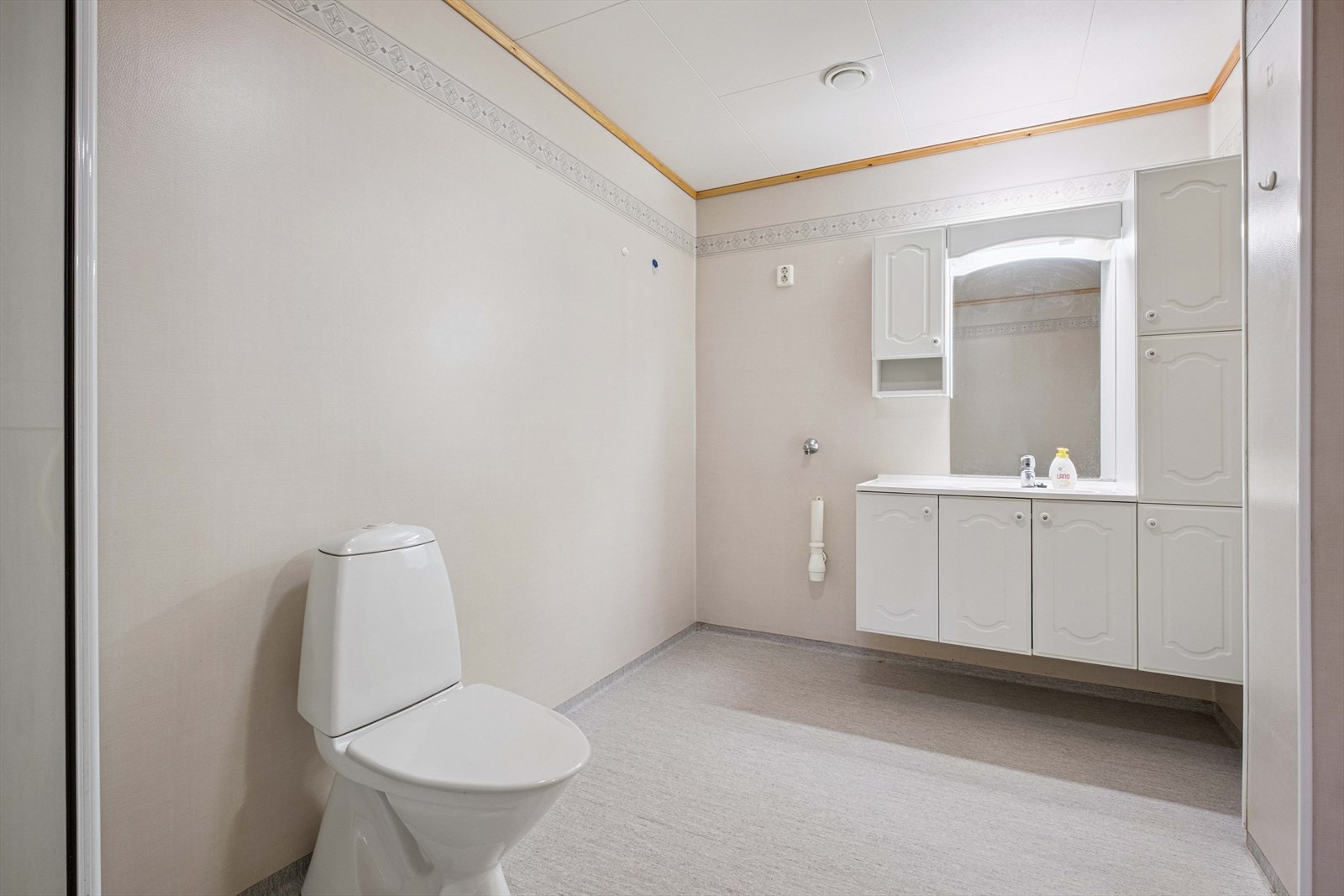 Badet har varme i gulv, og har opplegg til vaskemaskin. Galleribilde