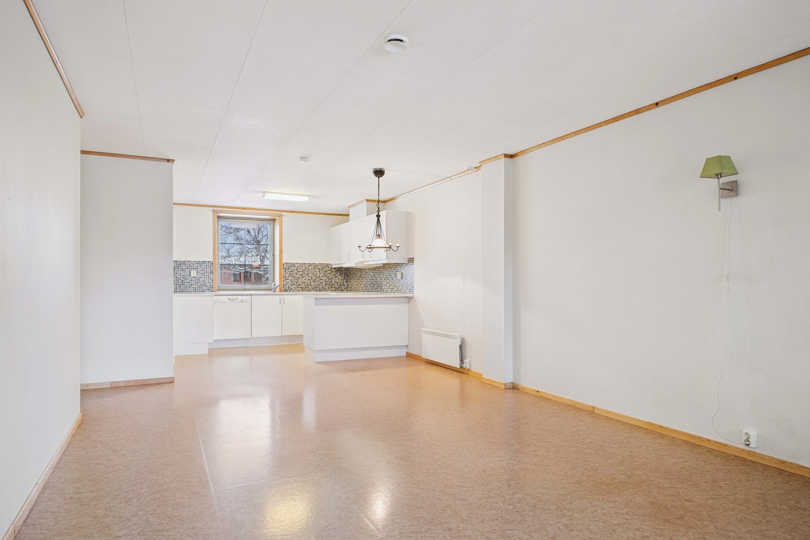 Det som er inkl. i felleskostnader er bla. Tv/internett, kommunale avgifter, renovasjon, felles forsikring, vedlikehold garasjeplass, renter på lån og 4.499,- i avdrag på lån. Galleribilde