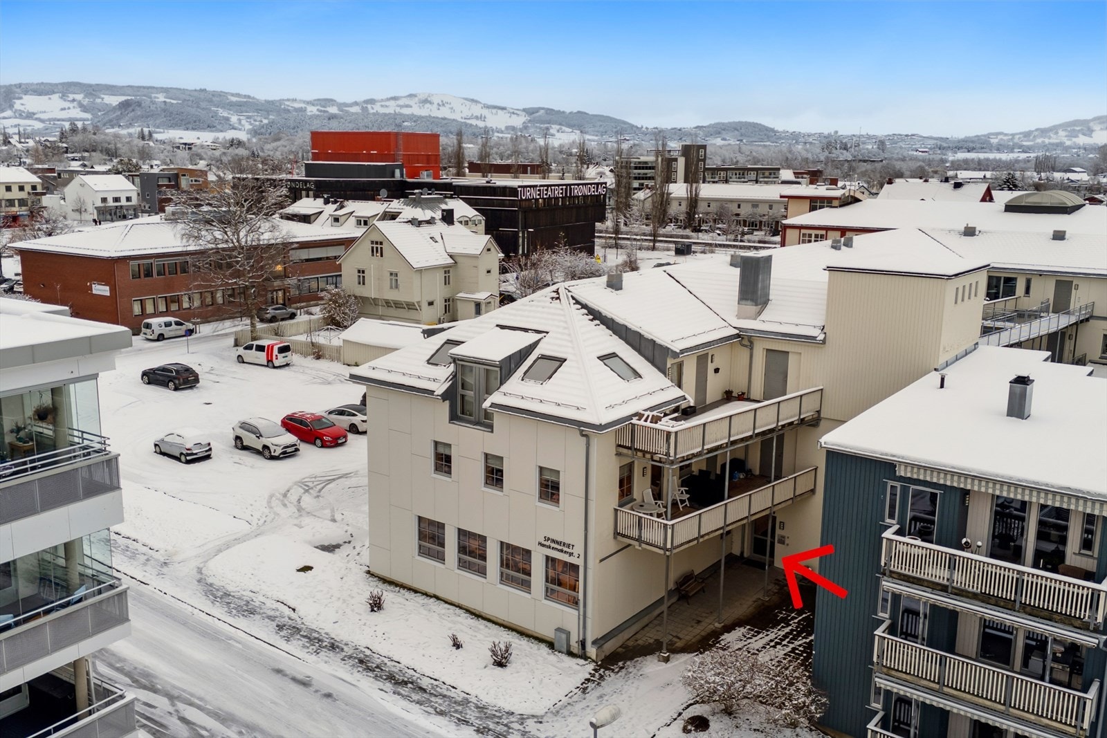 Inngangspartiet er på kortenden av bygget. Også direkte adkomst fra parkeringskjeller. Galleribilde