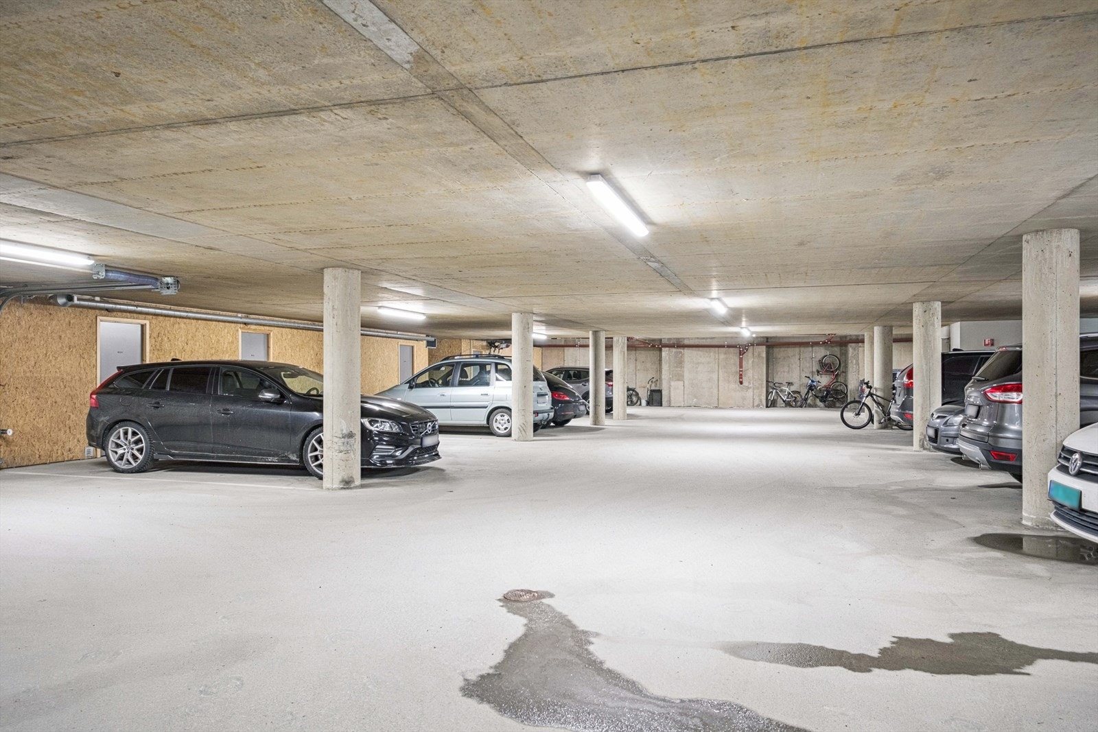 Det medfølger plass i oppvarmet parkeringskjeller, samt sportsbod. Galleribilde