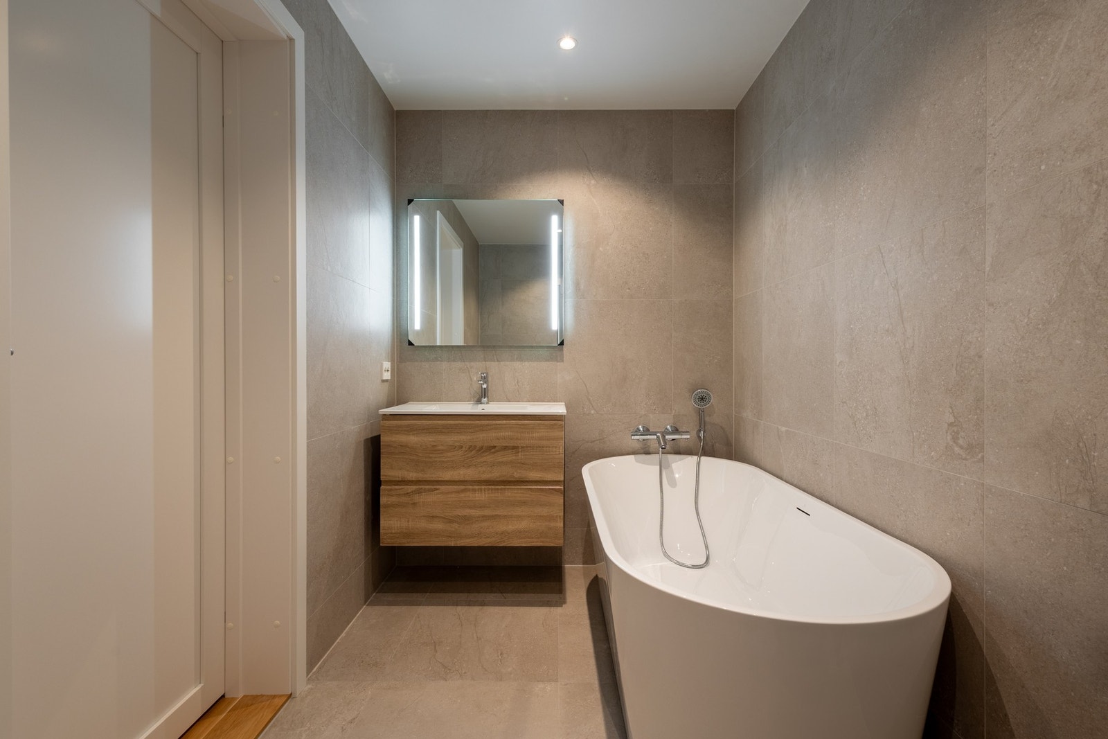 Luksuriøst baderom med lekre fliser på gulv og vegger. Galleribilde