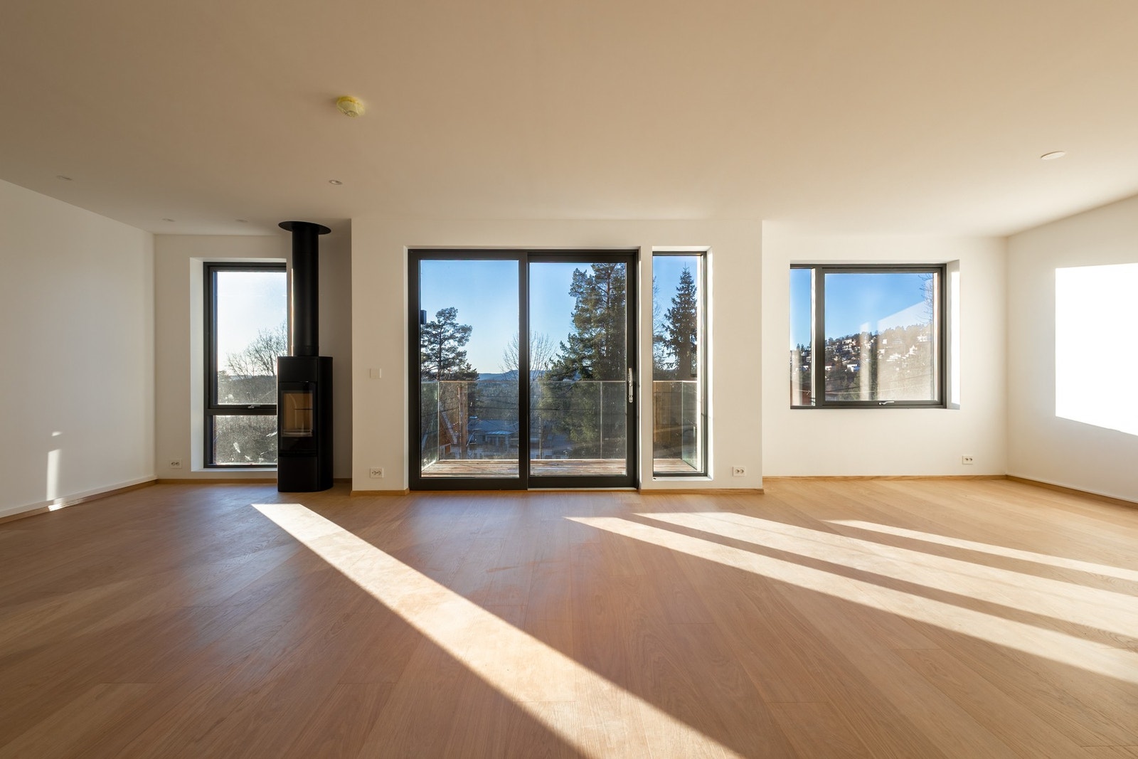 Romslig stue- og kjøkkenløsning med svært god plass til familieselskaper og sosiale sammenkomster Galleribilde