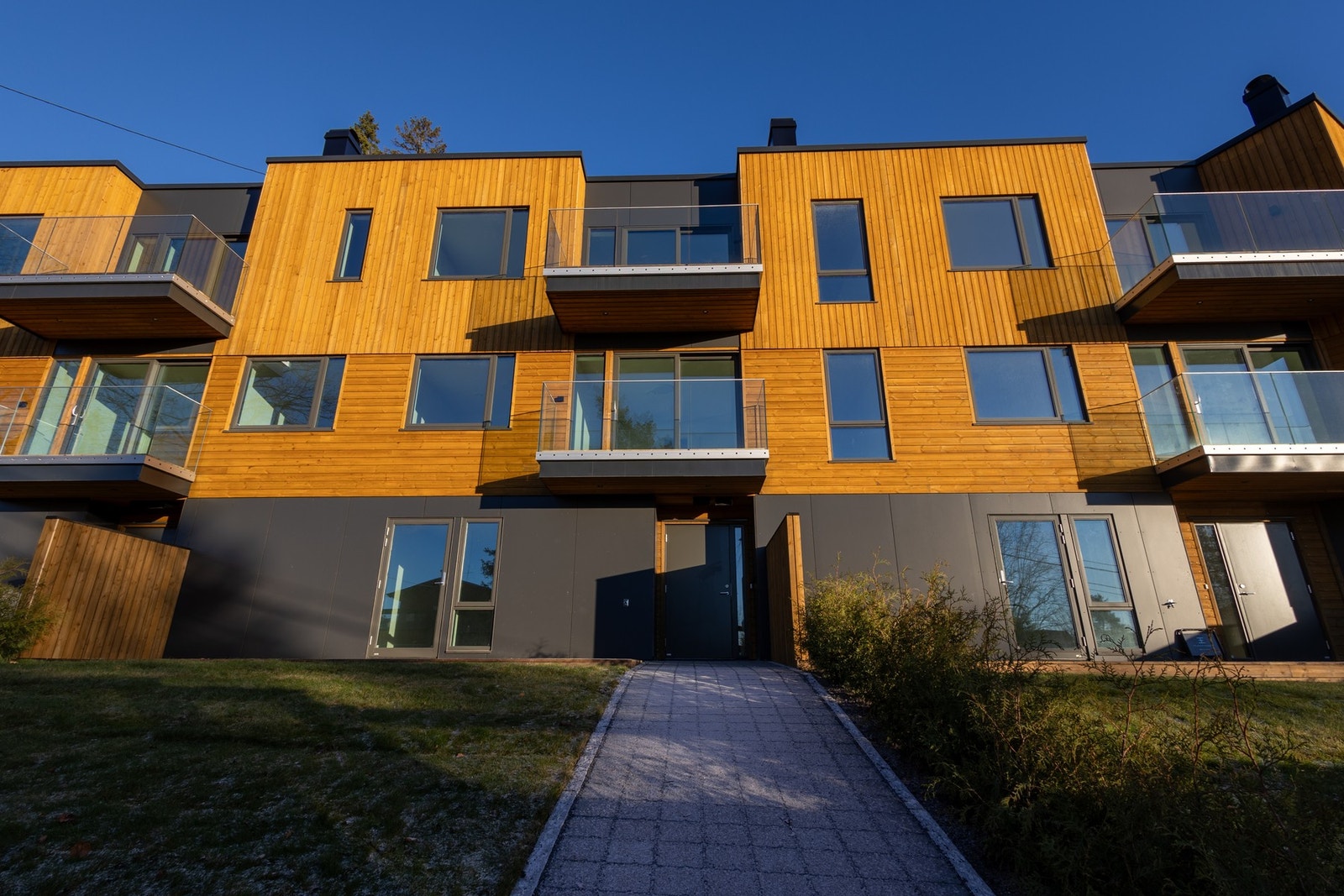 Svært attraktiv beliggenhet på Slemdal, med umiddelbar nærhet til skole, buss og T-bane. Galleribilde