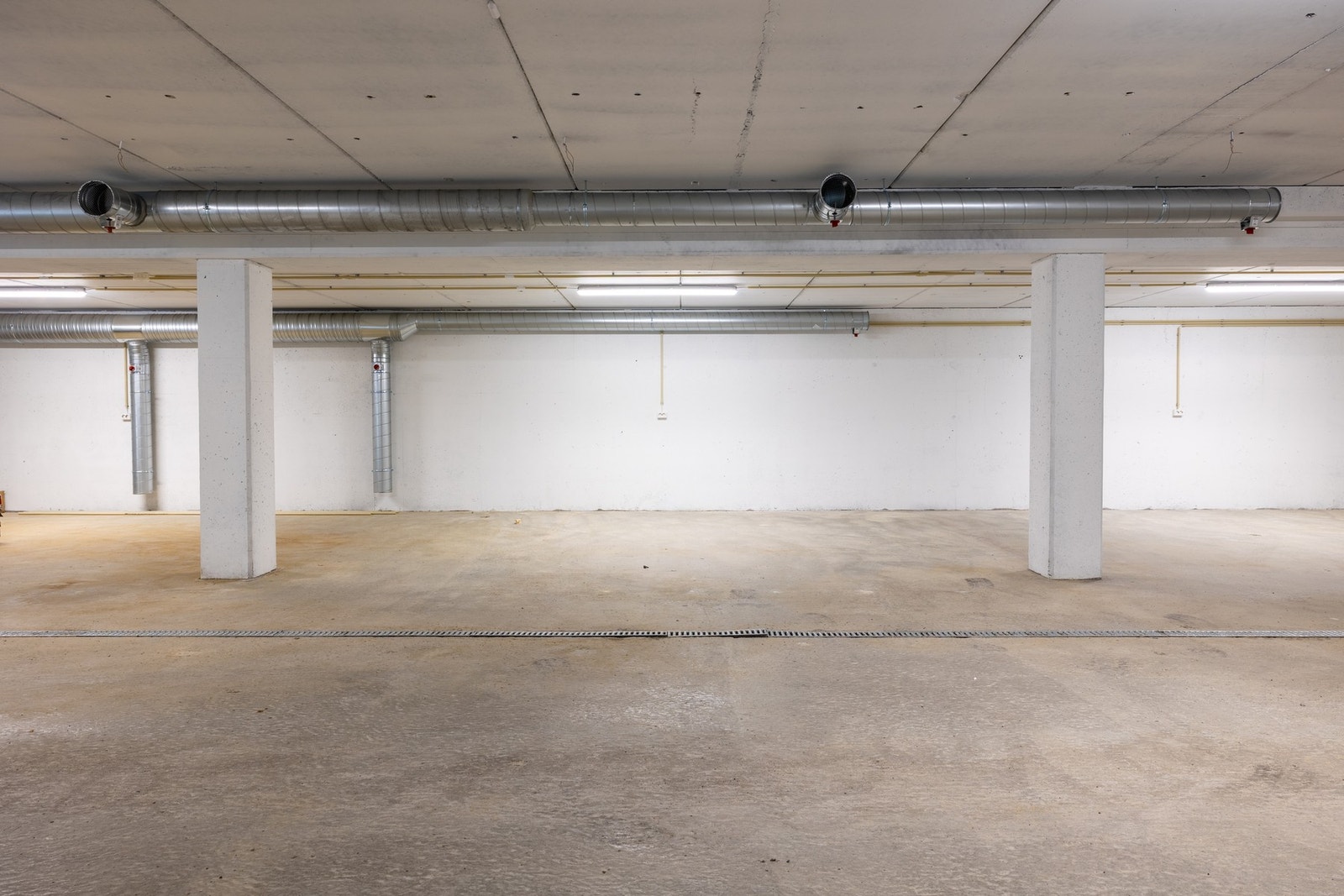 Lukket garasjeanlegg med elektrisk port. Galleribilde