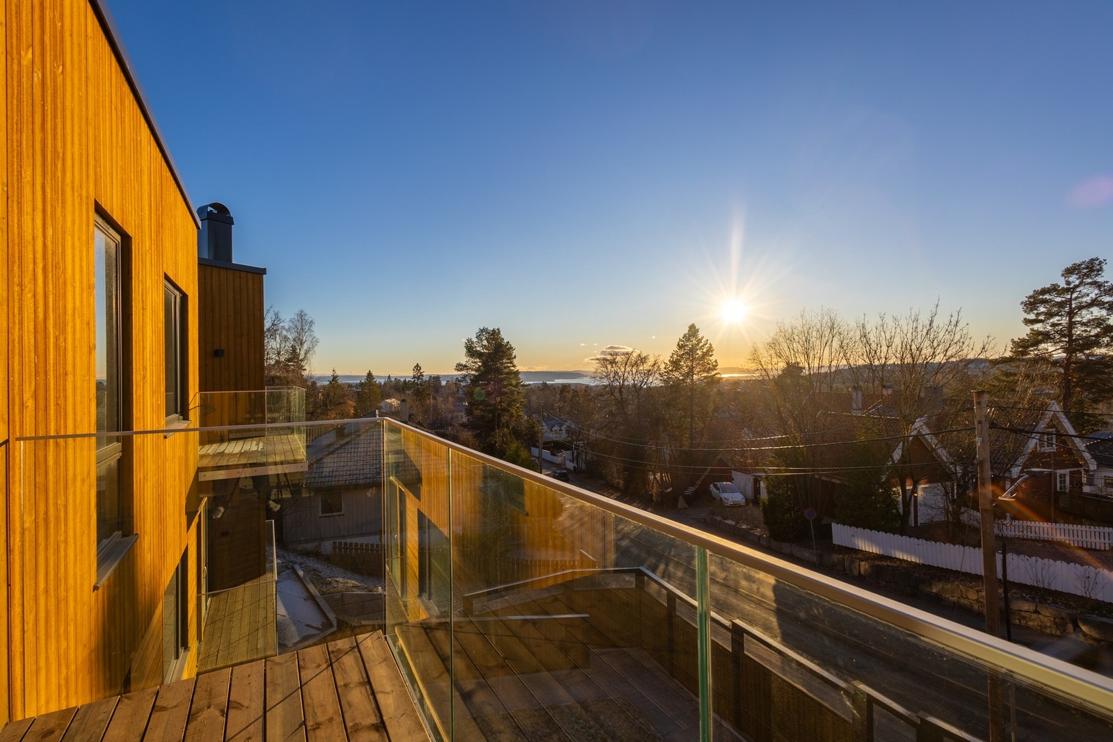 Solrik balkong på ca. 6 kvm med behagelig ettermiddagssol. Galleribilde