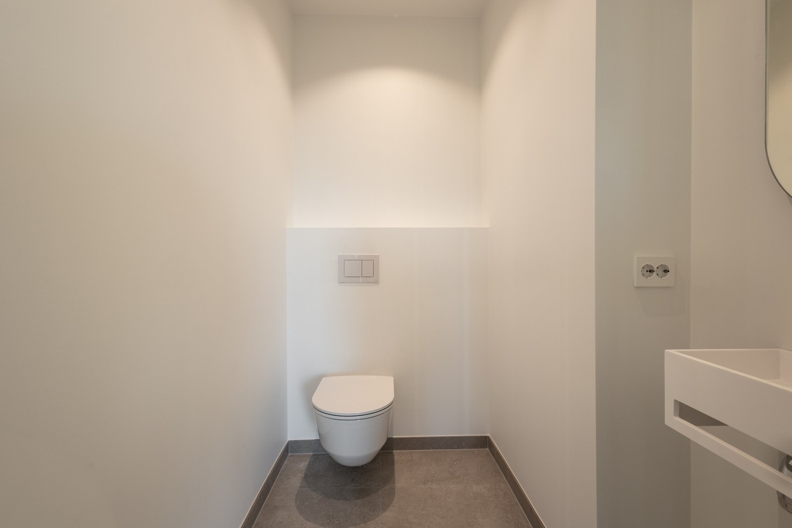 Separat wc i tilknytning til åpen stue/kjøkkenløsning. Galleribilde