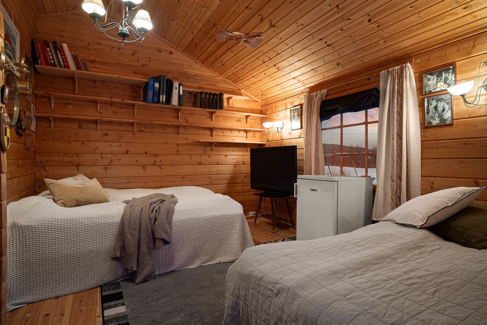 Det er ett romslig soverom på hovedplanet. Galleribilde