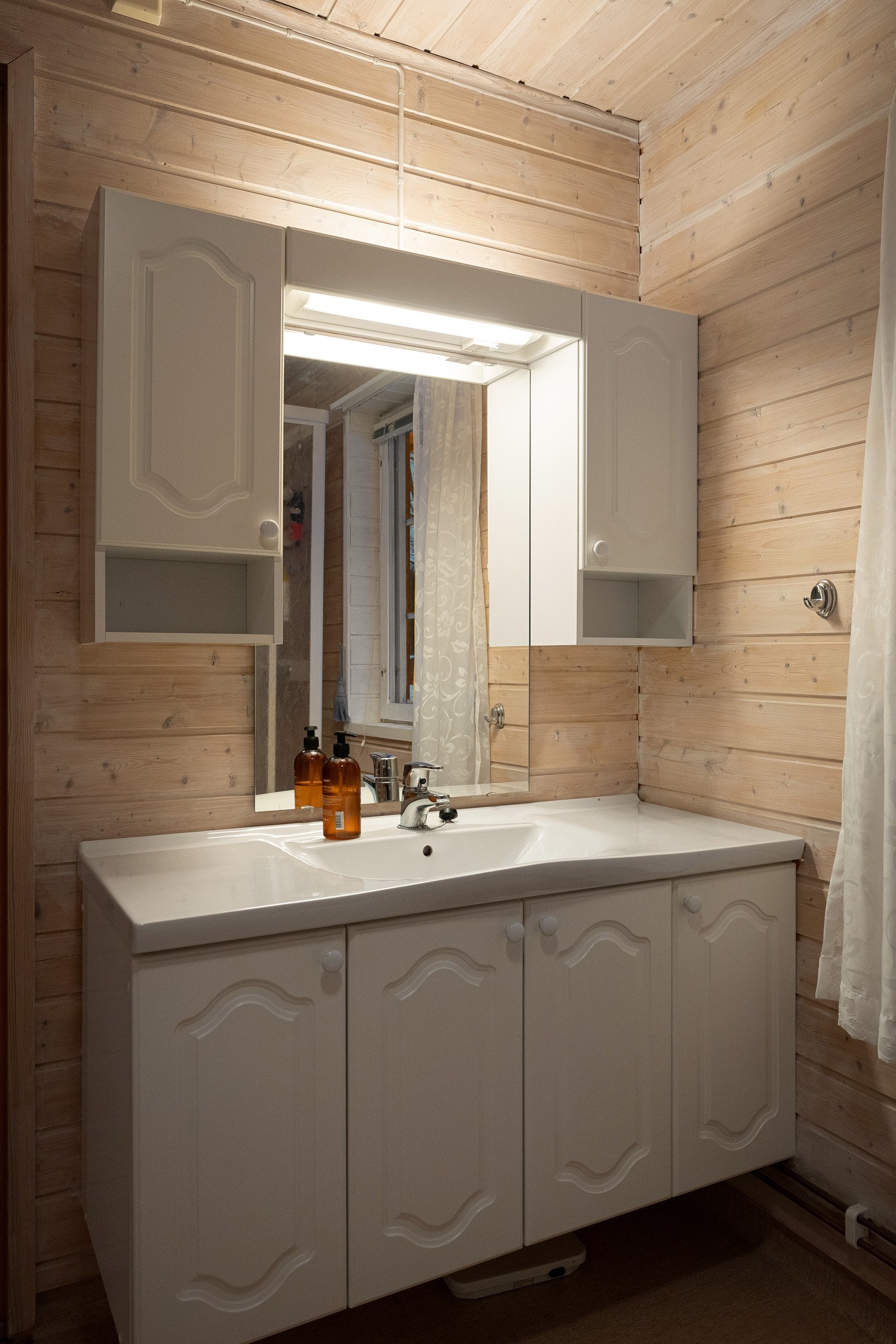 Rikelig med oppbevaring i baderomsinnredning. Galleribilde