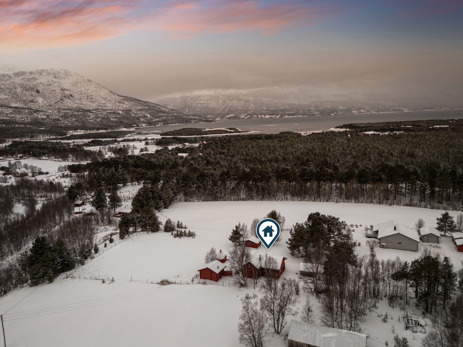 Hytta ligger fritt og usjenert med god avstand til naboer. Galleribilde