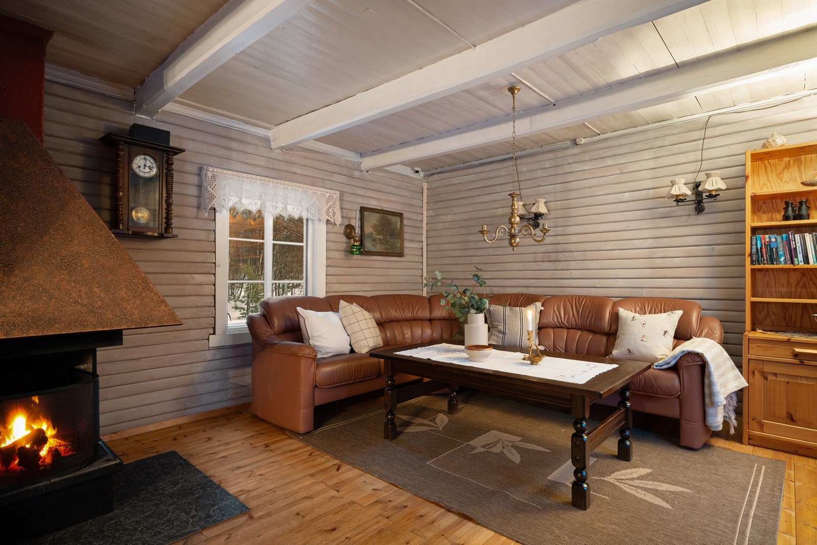 Stuen har god plass til både sofagruppe og spisebord Galleribilde