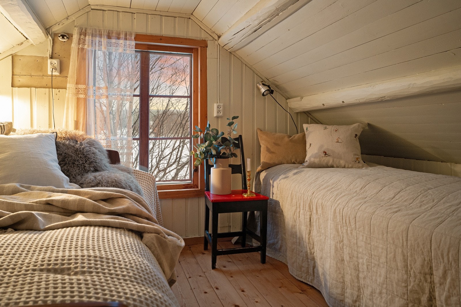 På hemsen finner du to gode soverom - Her har du plass til hele familien. Galleribilde