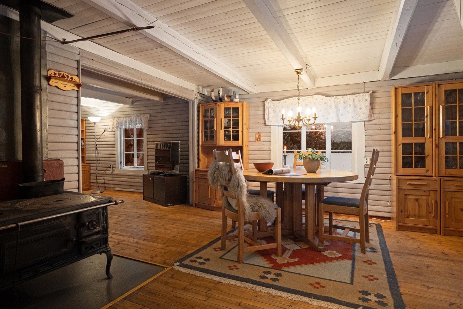 Åpen og sosial løsning mellom stue og spisestue. Galleribilde