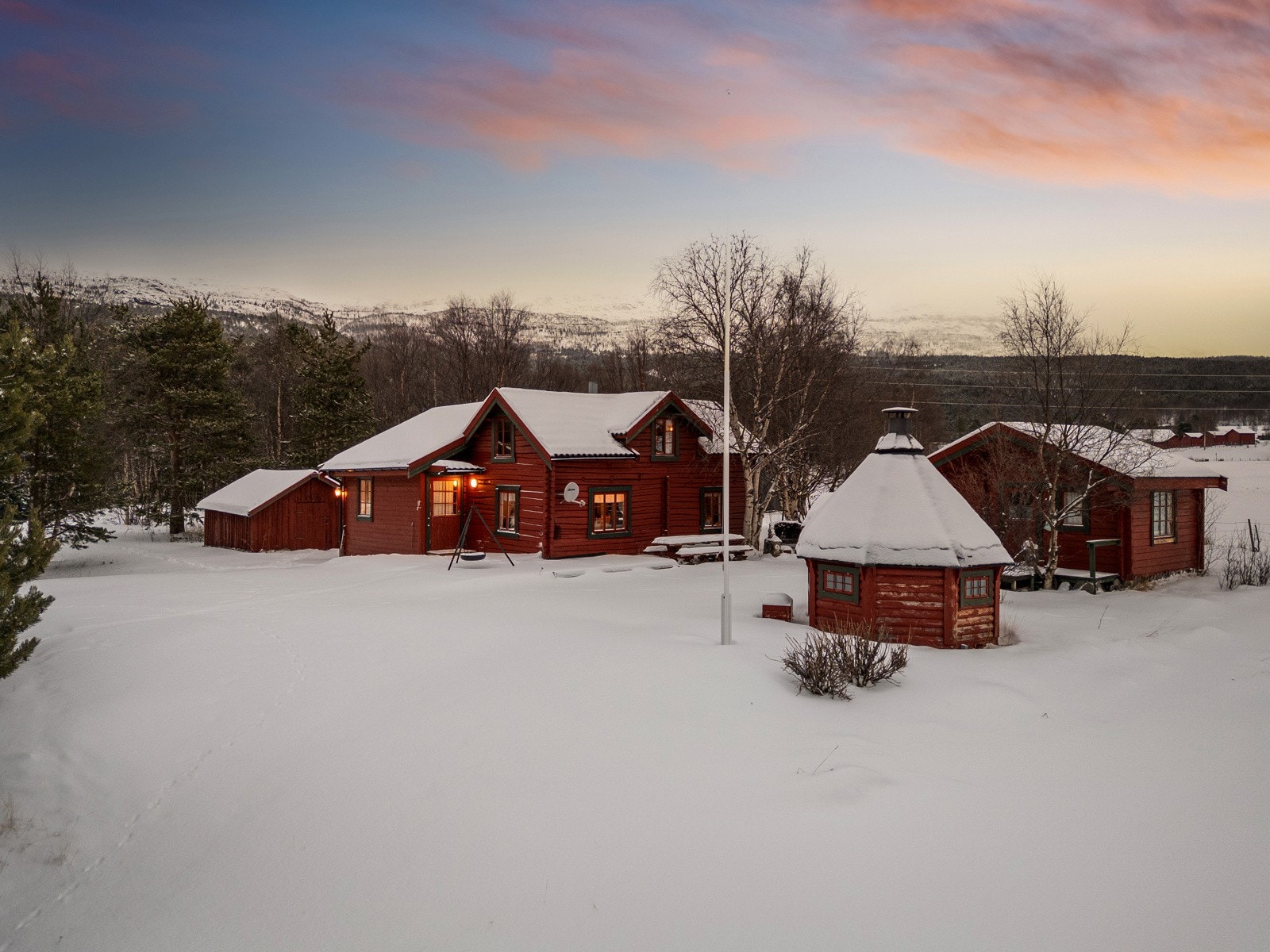 Velkommen til trivelig fritidseiendom i naturskjønne omgivelser! Galleribilde