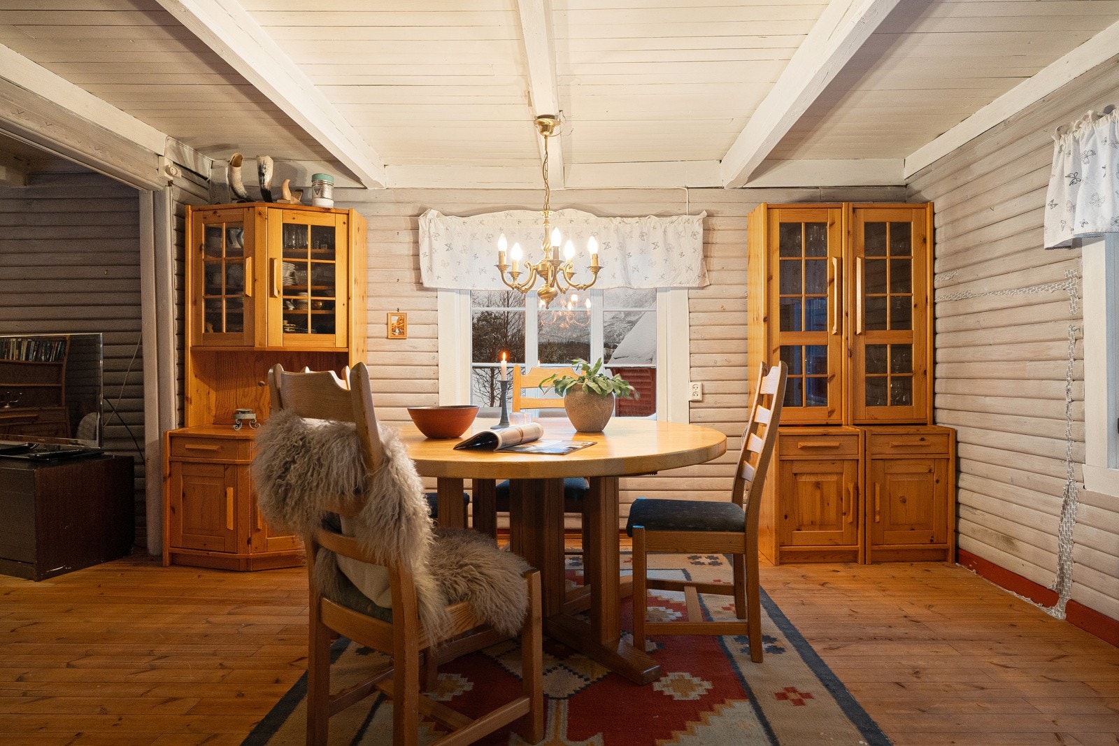 Spiseplassen er strategisk plassert i tilknytning til kjøkkenet. Galleribilde