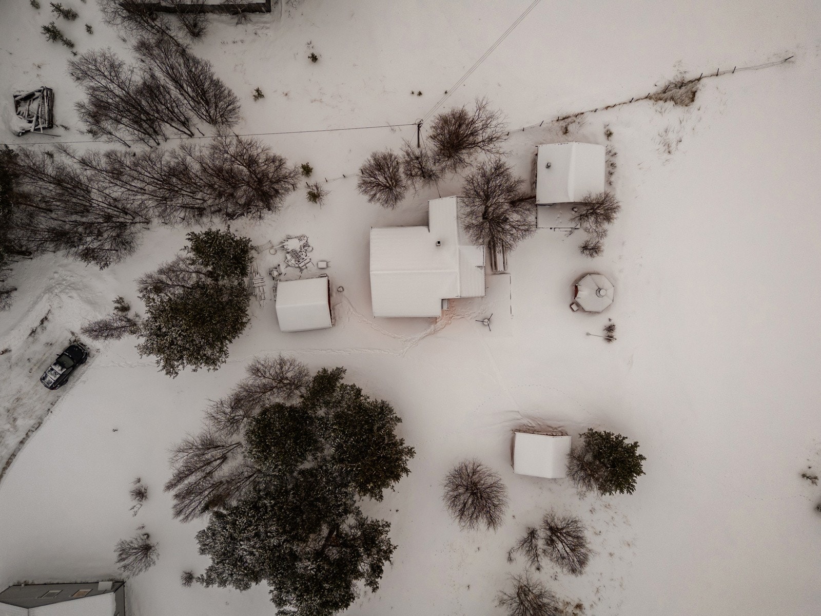 Dronebilde som viser eiendommens størrelse og beliggenhet. Galleribilde