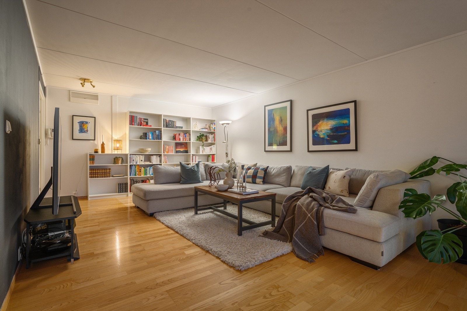 Gode møbleringsmuligheter i stua med plass til flere sosiale soner. Galleribilde