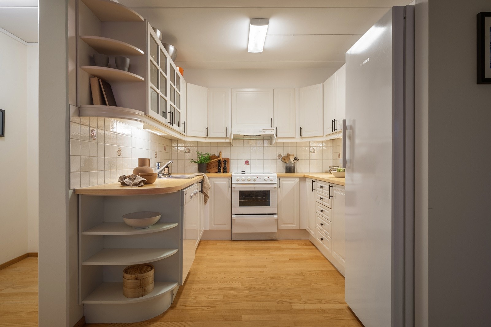 Praktisk kjøkken med god skapplass. Galleribilde