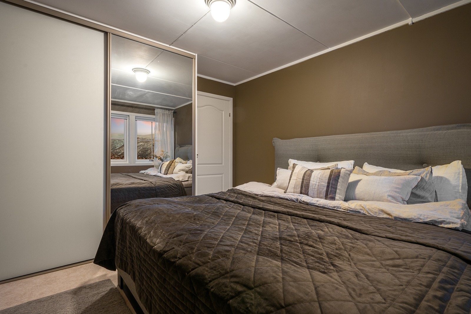 Med en praktisk elfa skyvedørsgarderobe har du god oppbevaringsplass til klærne dine! Galleribilde