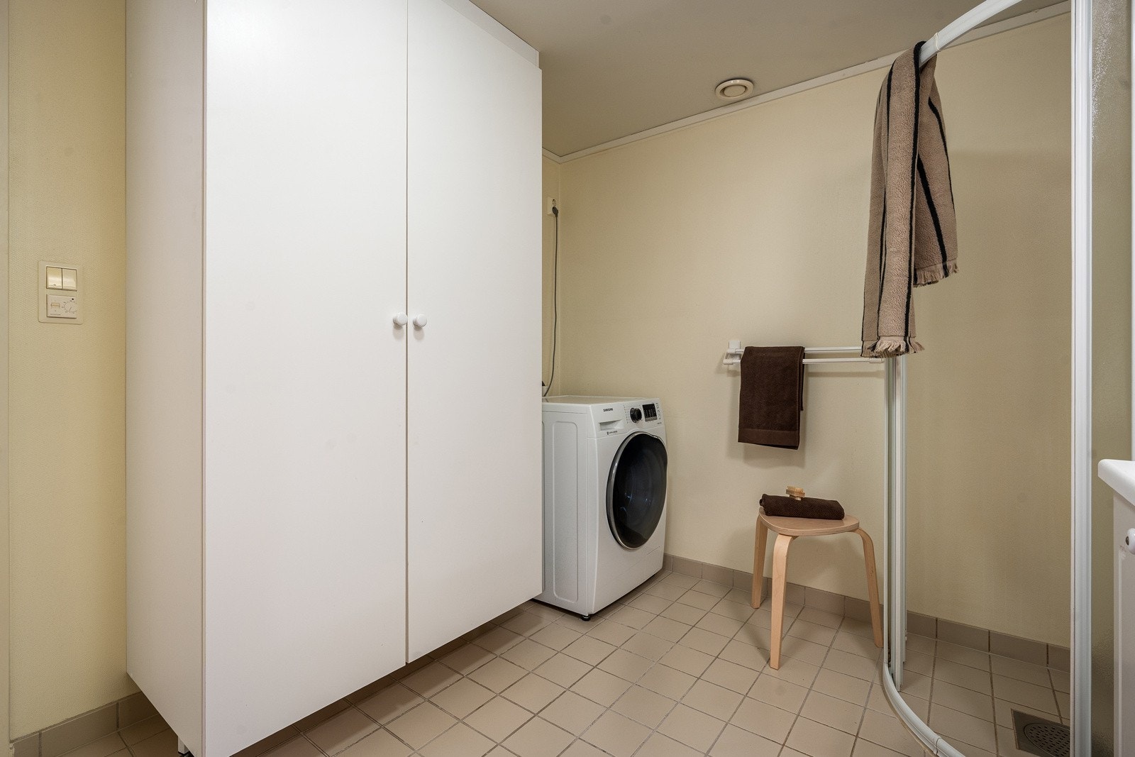 Opplegg til vaskemaskin på badet legger til rette for en enkel hverdag Galleribilde