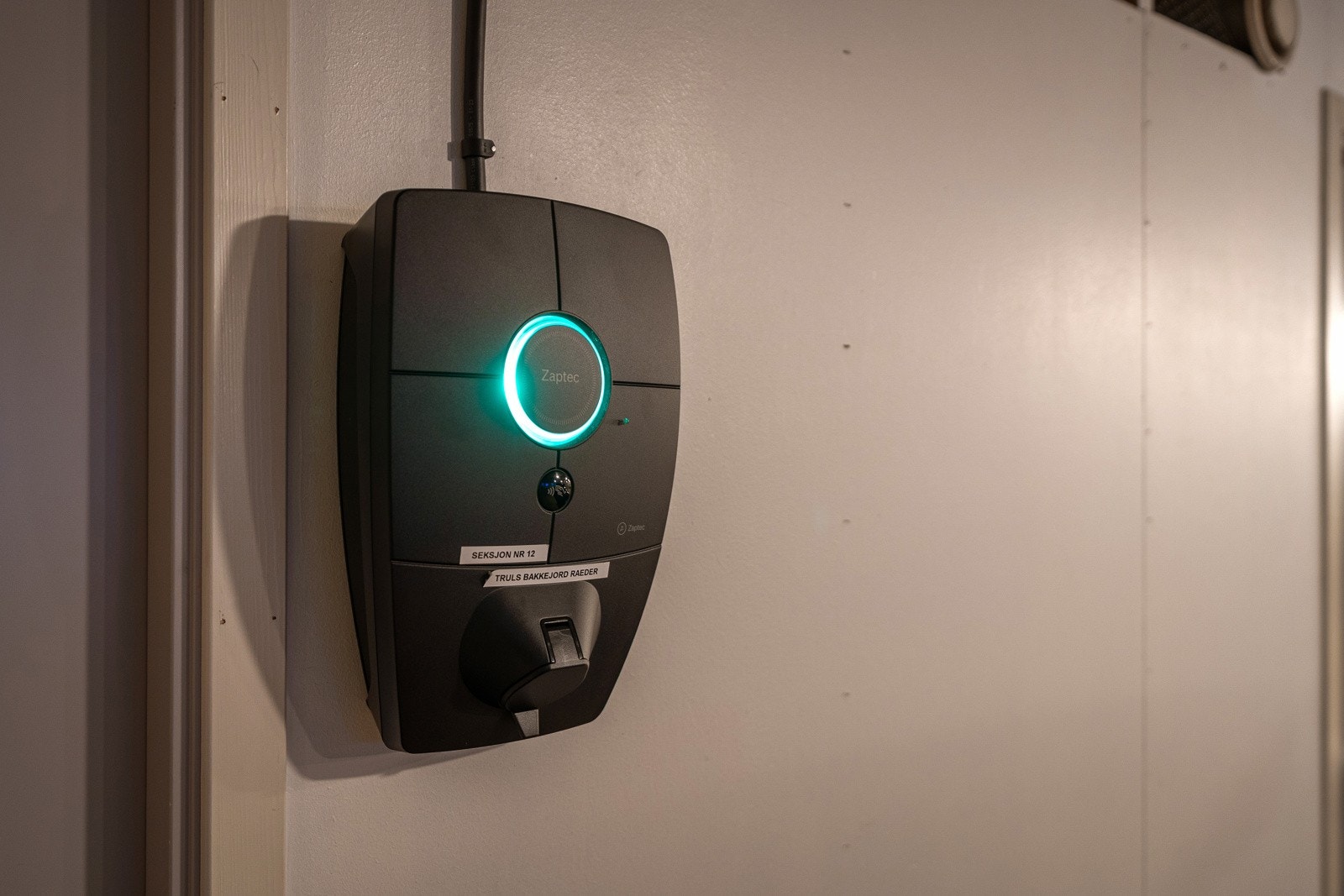 Elbillader på garasjeplassen! Galleribilde