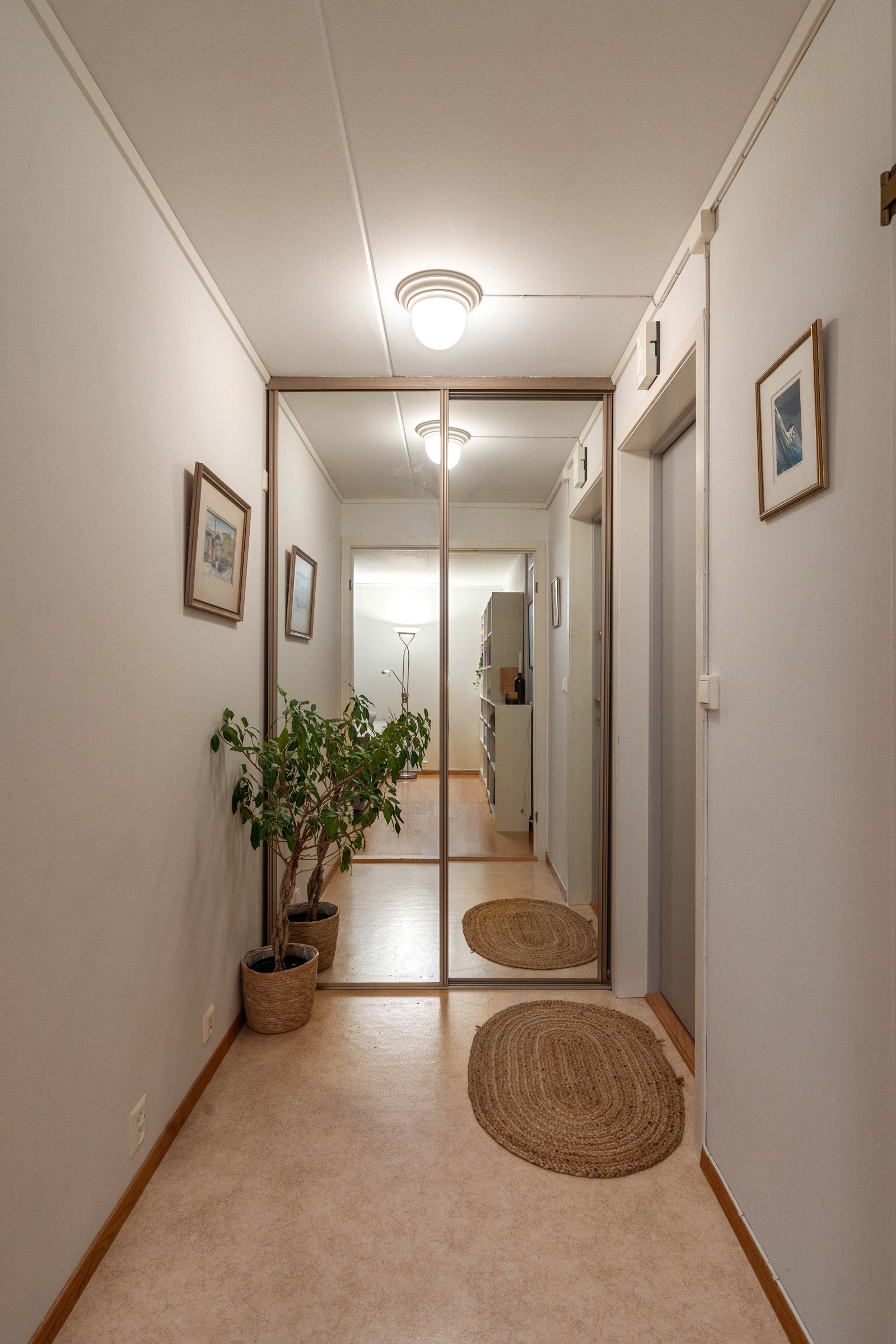 Velkommen inn! I gangen har du plass å henge fra deg yttertøyet i en praktisk skyvedørsgarderobe. Galleribilde