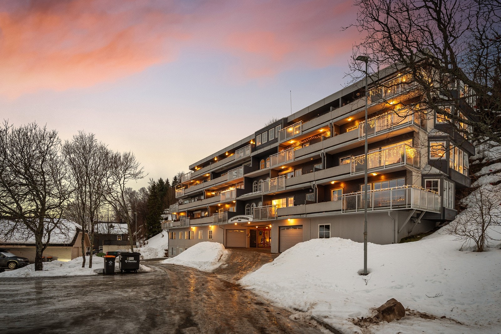 Trivelig nabolag med kort vei til skole og barnehage. Velkommen til visning! Galleribilde