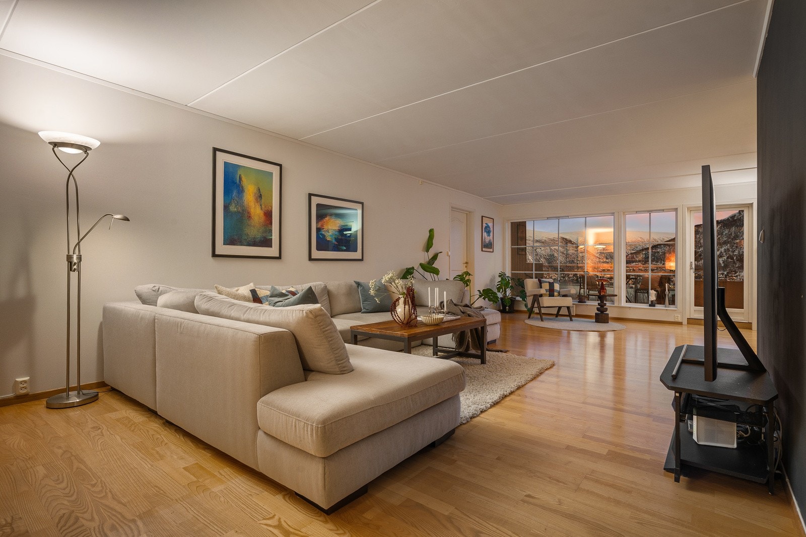 Romslig og åpen stue med store vindusflater åpner opp rommet og slipper inn godt med naturlig lys. Galleribilde