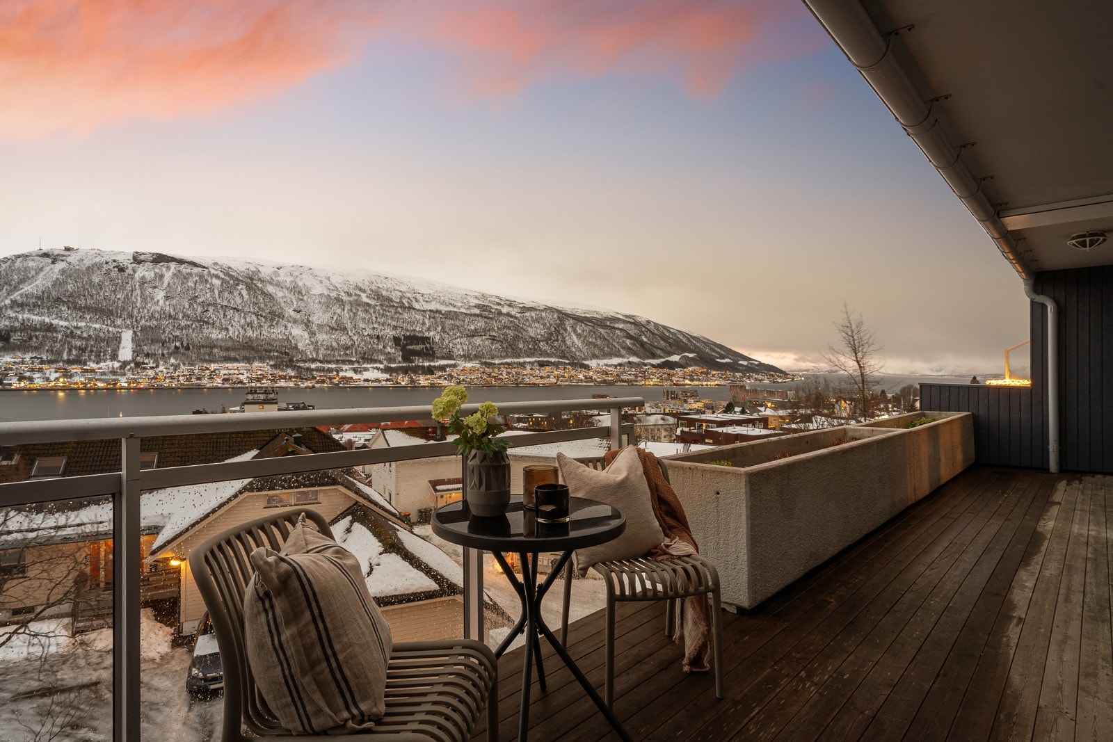 Her får du plass til det du ønsker av utemøbler. Galleribilde