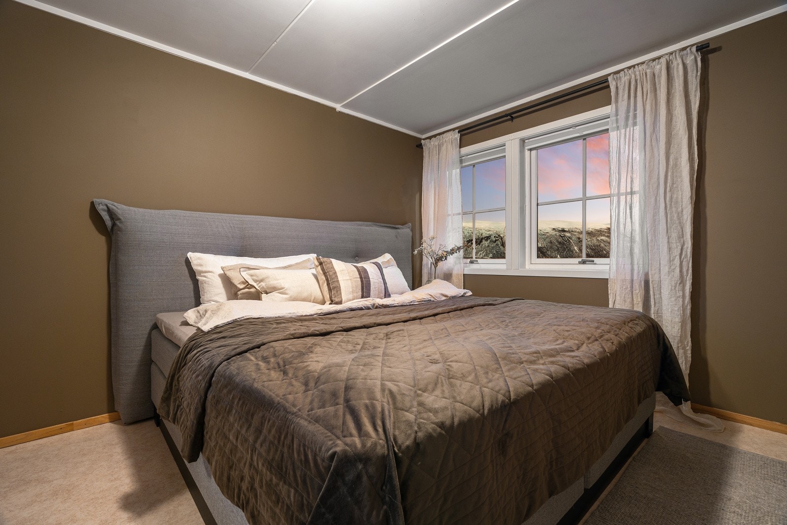 Hovedsoverommet er romslig og malt i behagelige farger noe som gir deg en god romfølelse. Galleribilde