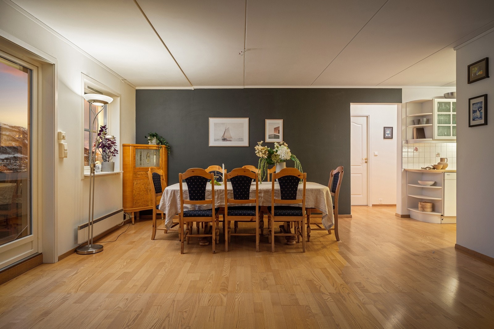 Spisestuen har god plass til et stort bord og skaper en naturlig møteplass i hjemmet. Galleribilde