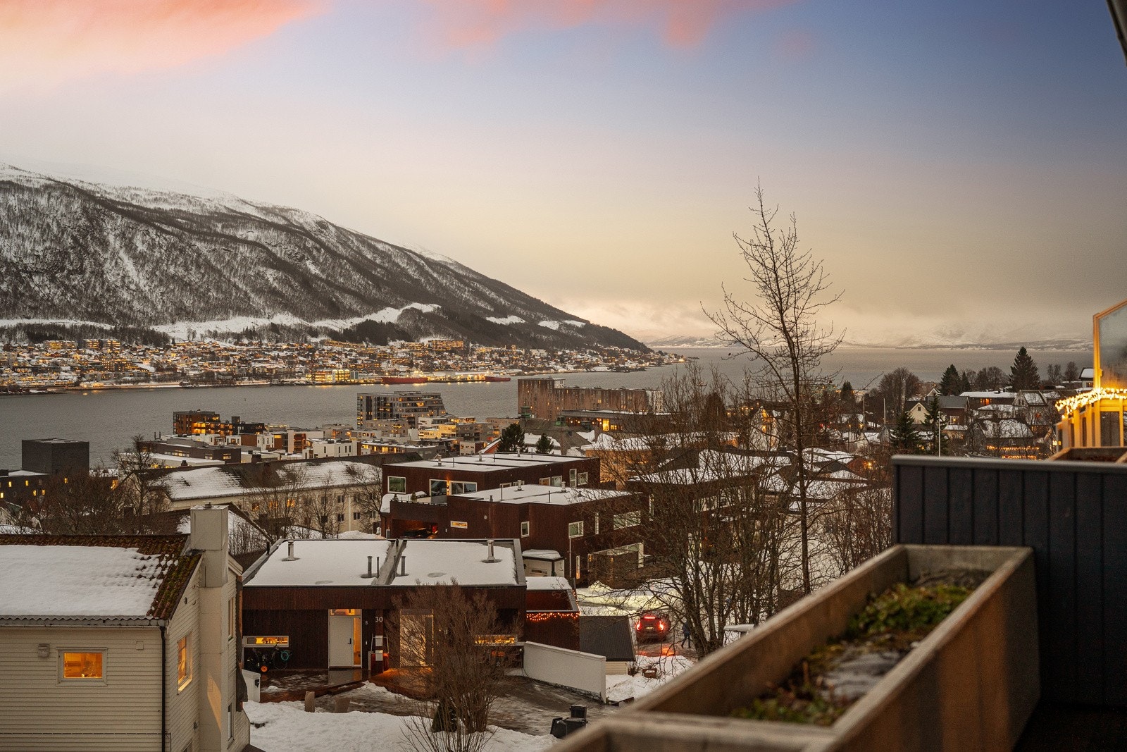 Boligen har en attraktiv beliggenhet med gangavstand til alt av sentrums fasiliteter med cafè, restaurant, kino, bibliotek, kjøpesenter, treningssenter, dagligvare m.m. Galleribilde