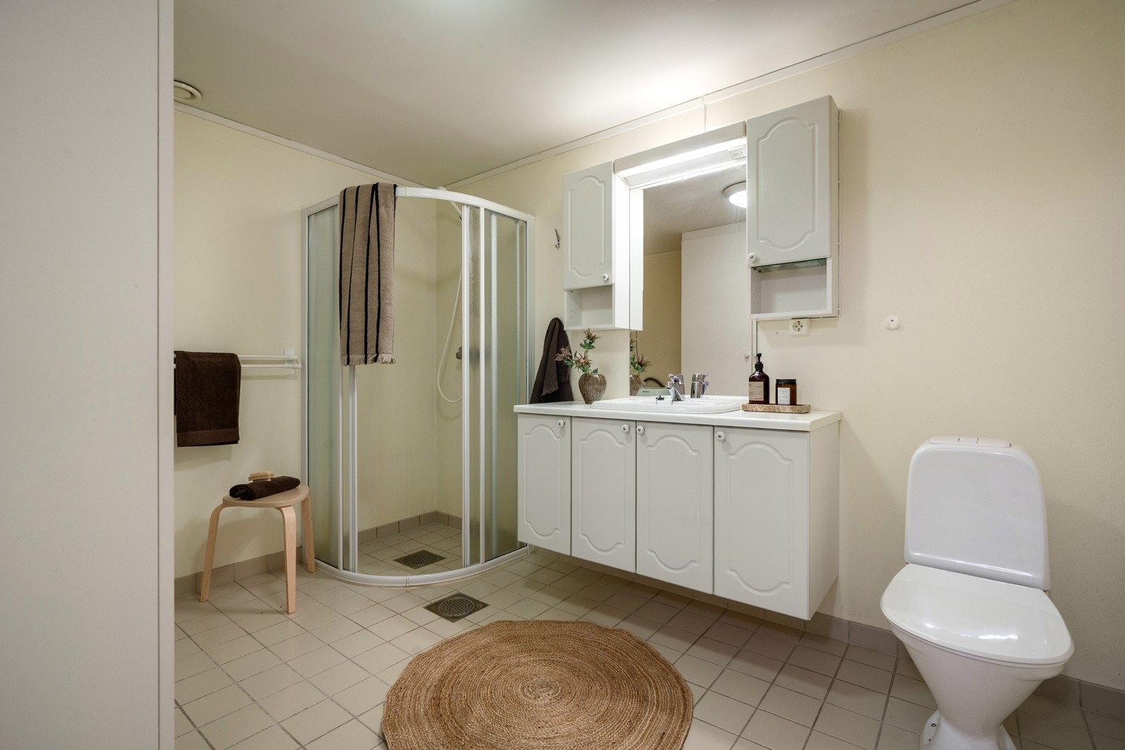 Tiltalende baderom med flis i gulv. Galleribilde