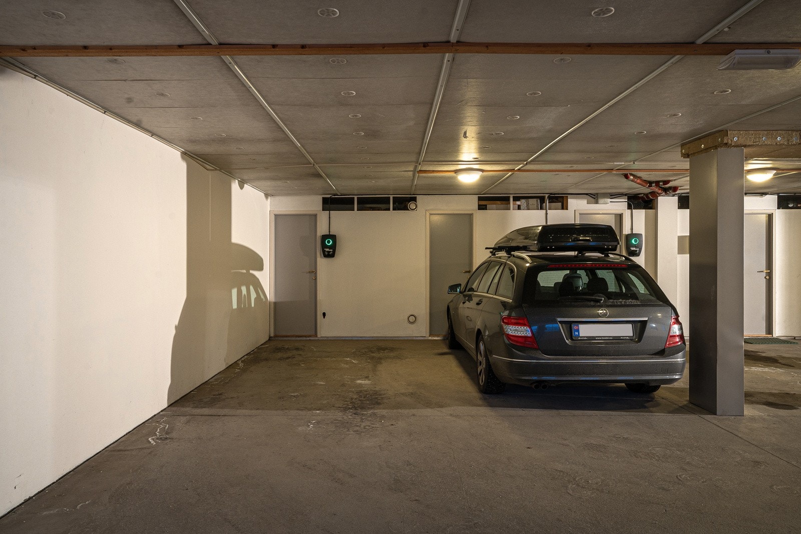 Parkering i garasje og heis i bygget. Galleribilde