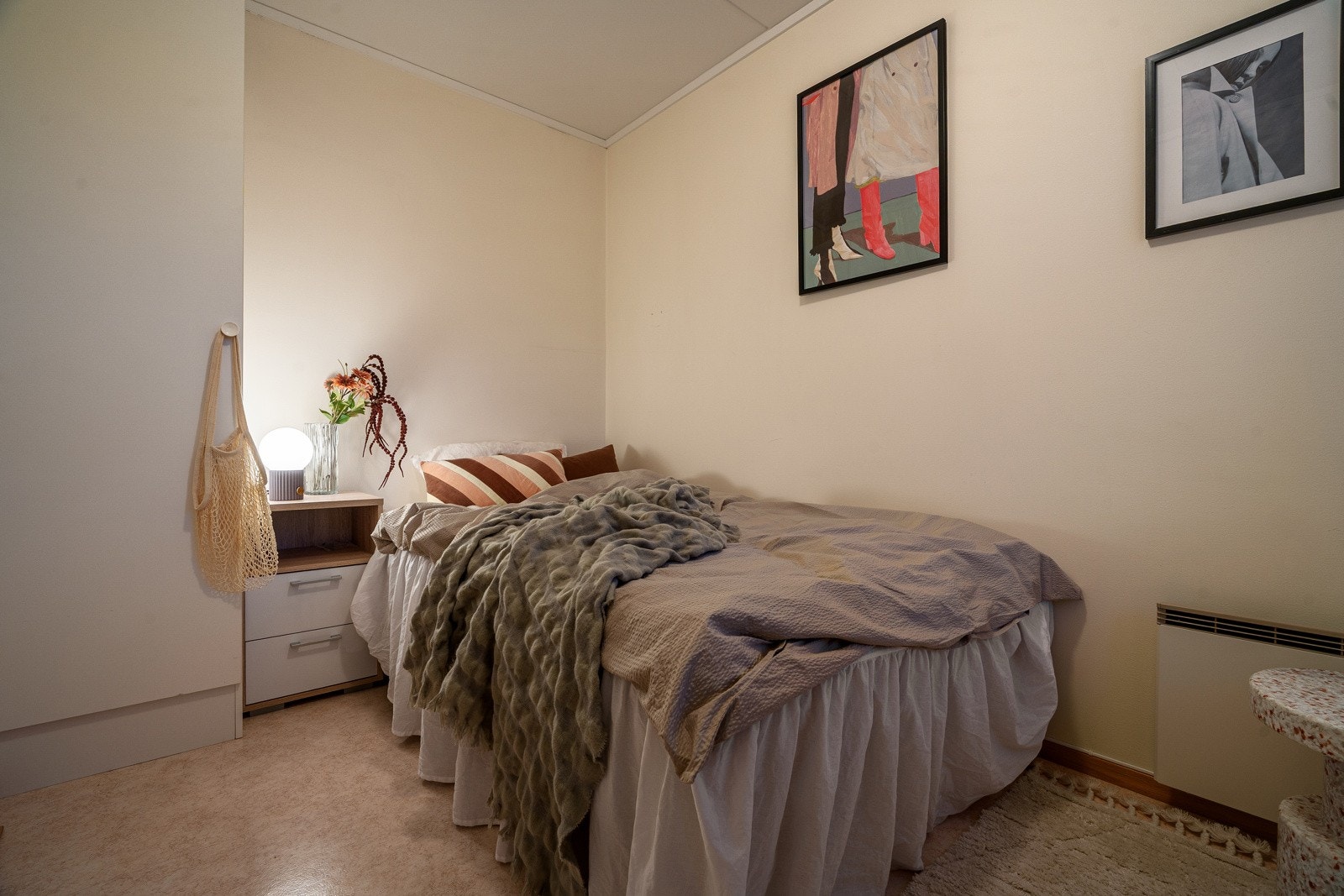 Soverom 2 er også av fin størrelse med plass til både dobbeltseng og garderobemøbel. Galleribilde