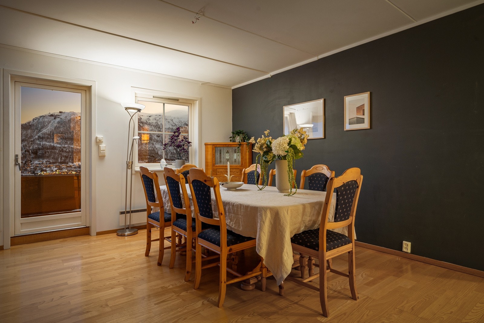 Fra spisestua har du utgang til en herlig balkong med flott utsikt over mot Tromsdalen og Fjellheisen. Galleribilde