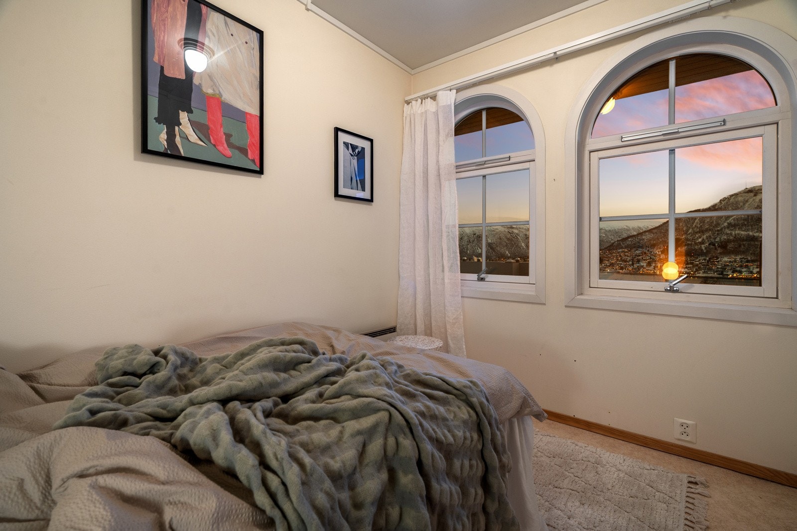 Godt med naturlig lysinnslipp gjennom vinduene. Galleribilde